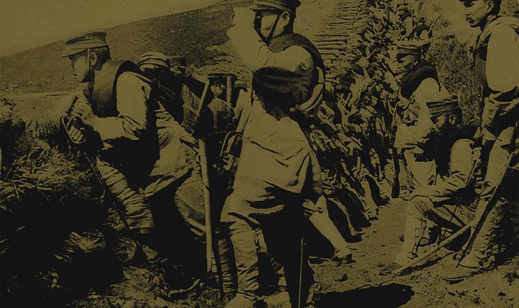 Versäumte Lehren – Japanische Infanterie in ausgebauten Stellungen. Die Stellungskriegstaktik, Schnellfeuergeschütze und die Wirkung der Maschinengewehre im Russisch-Japanischen Krieg von 1904 bis 1905 wurden in der Ausbildung der österreichisch-ungarischen Armee nicht berücksichtigt, was zu verheerenden Verlusten zu Beginn des Ersten Weltkriegs führte. (Foto: Wikipedia/Unterwood CC BY-SA 4.0)