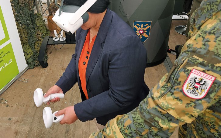 Mithilfe von VR wurde ein fiktives Munitionslager erschaffen, worin sich die Teilnehmerinnen bewegen konnte. (Foto: Bundesheer/Werner Kernmaier)
