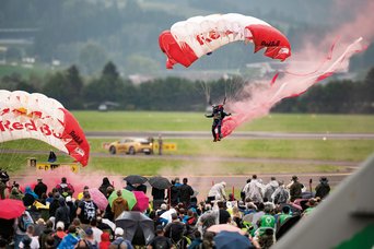 Die Fallschirmspringer markieren den Beginn der AIRPOWER24. (Foto: Bundesheer/Paul Kulec)