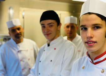 Die Lehrgruppe Ernährung nimmt jedes Jahr Kochlehrlinge auf und bietet ihnen eine praxisorientierte Ausbildung, die von erfahrenen Küchenmeistern und Hygienebeauftragten betreut wird. (Foto: Bundesheer/Wolfgang Wurzer)