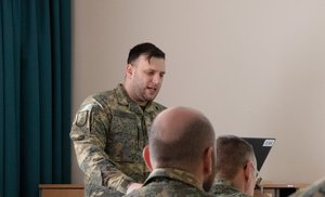 Stabswachtmeister Lukas H. während eines Unterrichtes im Lehrsaal. (Foto: Bundesheer/Gerold Keusch)