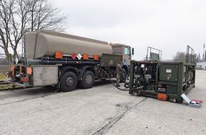 Befüllen der mContTA 10 m³ durch einen Tankwagen. (Foto: Heereslogistikschule/Thomas Perthold)