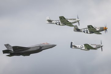 Eine F-35 „Lightning“ mit drei P-51 „Mustang“. (Foto: Bundesheer/Daniel Trippolt)