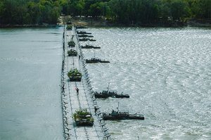 Nach dem Errichten der Pontonbrücke übersetzen gepanzerte Kräfte das Wasserhindernis. (Foto: MoD Russia/gemeinfrei)