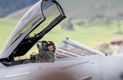 Ein Eurofighterpilot des Bundesheeres winkt nach dem Ende seines Displays dem Publikum zu. (Foto: Bundesheer/Daniel Trippolt)