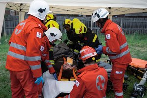 Zivile Rettungskräfte bergen einen Verletzten. (Foto: Bundesheer/Gunter Pusch)