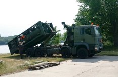 Abstellen der mContTA 10 m³ zur Vorbereitung einer Bootsbetankung. (Foto: Heereslogistikschule/Thomas Perthold)