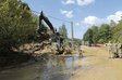 Schlamm wird hart wie Beton, wenn er austrocknet. Daher mussten ihn die Soldaten rasch beseitigen. (Foto: Bundesheer/Rebecca Heindl)