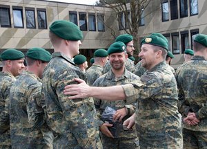 Hauptmann Gerhard B. verleiht das Kompanieabzeichen an die Soldaten seiner Kompanie. (Foto: Bundesheer/Gerold Keusch)