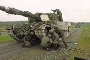 Der durch eine Sprengfalle beschädigte Panzer wird instandgesetzt. (Foto: Bundesheer/PzB14)