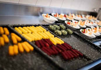 Die Lehrlinge lernen das Erstellen von Rezeptkarteien, die Zubereitung von Speisen, verschiedene Kochtechniken, die Mitarbeit bei Buffets sowie alle Aspekte der Personal-, Lebensmittel- und Küchenhygiene. (Foto: Bundesheer/Carina Karlovits)