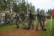 Die Panzersoldaten müssen beim Geländelauf Munition und Ausrüstungsgegenstände mittragen. (Foto: Bundesheer/PzB14)