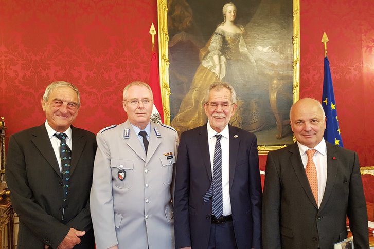 Hans-Rudolf Fuhrer (li.), Oberst Prof. Dr. Winfried Heinemann (ZMSBw), Bundespräsident Alexander van der Bellen und Hofrat Professor Dr. Manfred Rauchensteiner (re.) nach der Präsentation der Festschrift im Theresiensaal der Wiener Hofburg. Präsentiert wurde „Politik und Militär im 19. und 20. Jahrhundert. Österreichische und europäische Aspekte - eine Festschrift für Hofrat Rauchensteiner“. Er war dem Militärgeschichtlichen Forschungsamt und ist dem ZMSBw durch eine langjährige Mitarbeit in den wissenschaftlichen Beiräten mehr als nur eng verbunden. (Foto: ZMSBw)