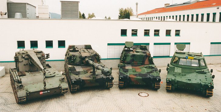 Die M109-Familie, wie sie für die Panzerartilleriebataillone geplant war. Von links nach rechts: Bergepanzer M578, Panzerhaubitze M109A5Ö, Rechenstellenpanzer M109A5Ö, Fahrschulpanzer M109A5Ö. (Foto: Archiv Felberbauer)