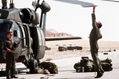 US- Piloten überprüfen die Propeller der UH-60A Blackhawk Helikopter während der Operation Desert Shield. (Foto: U.S. Air Force/ Don Sutherland; gemeinfrei)