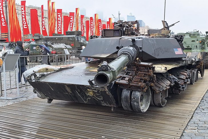 Ein Kampfpanzer M1 „Abrams“ bei der Ausstellung russischer „Trophäen“ in Moskau am 9. Mai 2024 anlässlich zum „Tag des Sieges“ über das nationalsozialistische Deutsche Reich. (Foto: Kirill Borisenko; CC0 1.0)