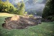 Der Boden konnte die Wassermassen nicht mehr aufnehmen und brach an vielen Stellen weg. (Foto: Bundesheer/Rebecca Heindl)