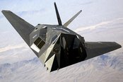 Ein F-117A "Nighthawk"-Stealth Fighter der US Air Force im Flug. (Symbolfoto: Aaron Allmon II; gemeinfrei)