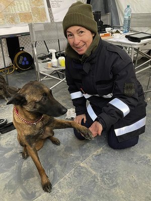 Oberstveterinär Ulrike Winter verarztet Rettungshund Boom. (Foto: Bundesheer/Markus Gruber)