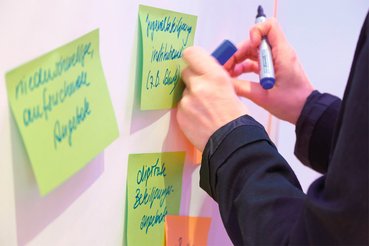 Das 9. Forum Jugendstrategie, das am 28. November 2023 stattfand, konzentrierte sich unter dem Titel „Jugend und Krisen: Initiativen in herausfordernden Zeiten“ auf die Bewältigung von Krisen im Kontext des gemeinsamen Jugendzieles der Österreichischen Jugendstrategie. (Foto: BKA/Herbert Rosenstingl)