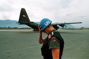 Ein norwegischer UN-Soldat hält seinen Helm auf dem Flughafen Sarajewo-Butmir. (Foto: Mikhail Evstafiev/CC BY-SA 3.0)