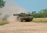 Der Kampfpanzer "Leopard" 2A4 in Querfahrt mit seiner stabilisierten 120-mm-Glattrohrkanone. (Foto: Bundesheer/PzB14)