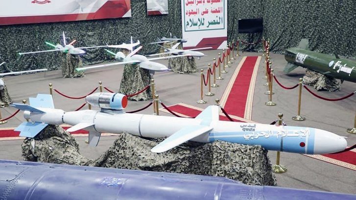 Präsentation des Houthi Waffenarsenales auf der Al Anad Luftwaffenbasis/Jemen im Juli 2019. Vorne die Quds-Marschflugkörper, im Hintergrund die Mini-Drohnen.