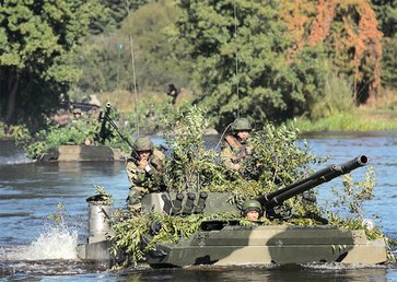 Der Großteil der Schützenpanzer des Übungsgegners Rot sind schwimmfähig. (Foto: MoD Russia, gemeinfrei)