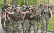 Impressionen vom 48-Std-BaonX-2024 beim Artillerie- und Aufklärungsbataillon 3 in Mistelbach:der Fußmarsch in die Bolfras-Kaserne. (Foto: Dietmar Bodensteiner)