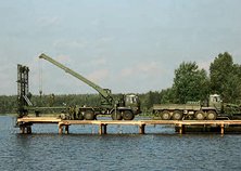 Errichtung einer Niedrigwasserbrücke aus Holz unter Einsatz eines Brückenbaufahrzeuges USM-3. (Foto: MoD Russia, gemeinfrei)