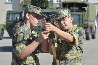 Der erste Kontakt mit dem Sturmgewehr 77. (Foto: Dietmar Bodensteiner)