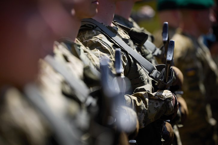 Ukrainische Soldaten gedenken in einer Zeremonie ihren gefallenen Kameraden. (Foto: Press Service of the President of Ukraine; CC0 1.0)