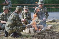 Impressionen vom 48-Std-BaonX-2024 beim Artillerie- und Aufklärungsbataillon 3 in Mistelbach: das Feldlager mit Lagerfeuer. (Foto: Dietmar Bodensteiner)