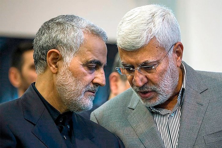 Abu Mahdi al-Muhandes (links) und Qasem Soleimani (rechts) bei einem Begräbnis. (Foto: Hossein Velayati /gemeinfrei)