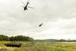 Ukrainische Soldaten erhalten beim Überqueren eines umkämpften Flusses Feuerschutz von der 101. US Luftlandedivision. (Foto: Ukrainische Streitkräfte)