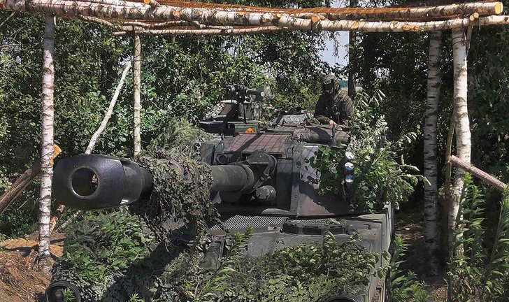 Bau eines behelfsmäßigen Schutzes für eine Panzerhaubitze gegen die Bedrohung durch Drohnen. (Foto: Bundesheer/Wasiltschenko)