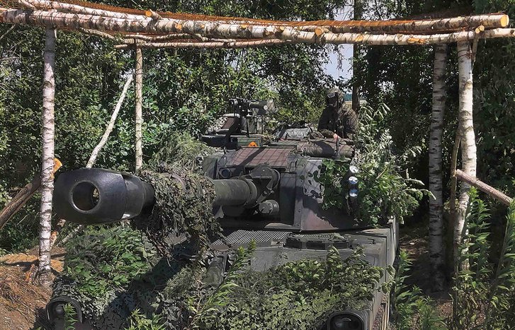 Bau eines behelfsmäßigen Schutzes für eine Panzerhaubitze gegen die Bedrohung durch Drohnen. (Foto: Bundesheer/Wasiltschenko)