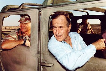 US-Präsident Georg Bush mit Norman Schwarzkopf im November 1990 in Saudi-Arabien. (Foto: unbekannter Autor; gemeinfrei)