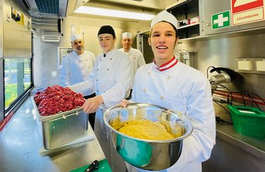 Die Lehrgruppe Ernährung nimmt jedes Jahr Kochlehrlinge auf und bietet ihnen eine praxisorientierte Ausbildung, die von erfahrenen Küchenmeistern und Hygienebeauftragten betreut wird. (Foto: Bundesheer/Wolfgang Wurzer)