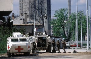 UN-Peacekeepers mit Sanitäts-Radpanzern während der Belagerung von Sarajewo. Foto: U.S. Air Force/Michael J. Haggerty: gemeinfrei. 