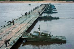 Pioniere errichten eine PP-91 Pontonbrücke. (Foto: MoD Russia, gemeinfrei)