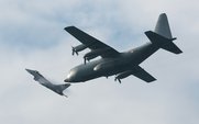 Ein Eurofighter demonstriert das Abfangen einer C-130 „Hercules" des Bundesheeres. (Foto: Bundesheer/Wolfgang Grebien)