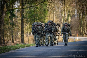 Teilnehmer der Kaderanwärterausbildung 2 während eines Marsches mit Orientierungsaufgaben. (Foto: Martin Schwarz)