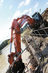 Ein Schaufelbagger entfernt Schwemmgut, das von den Fluten mitgerissen wurde. (Foto: Bundesheer/Rebecca Heindl)