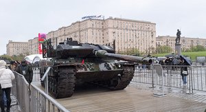 Ein Kampfpanzer „Leopard“ 2A6 bei der Ausstellung russischer „Trophäen“ in Moskau am 9. Mai 2024 anlässlich zum „Tag des Sieges“ über das nationalsozialistische Deutsche Reich. (Foto: Kirill Borisenko; CC0 1.0)