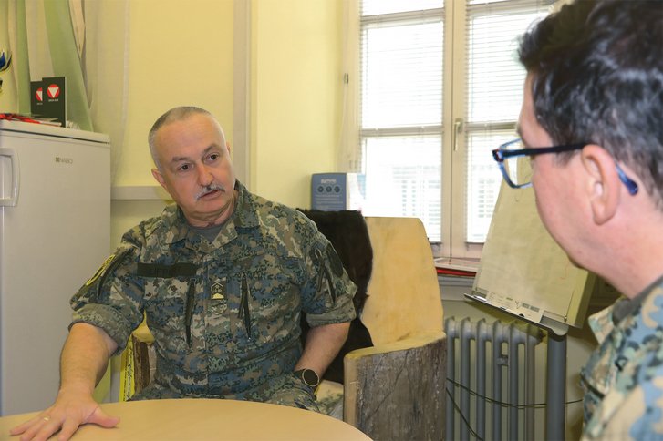 Einsatzleiter Oberst Michael Lippert (li.) im Gespräch mit TRUPPENDIENST-Redakteur Oberstleutnant Robert Zanko. (Foto: RedTD/Miriam Gamauf)