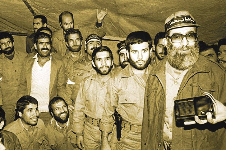 Ali Khamenei in Uniform während des Iran-Irak Krieges. (Foto: Alamy/gemeinfrei)