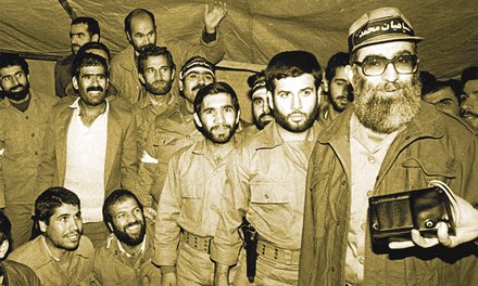 Ali Khamenei in Uniform während des Iran-Irak Krieges. (Foto: Alamy/gemeinfrei)