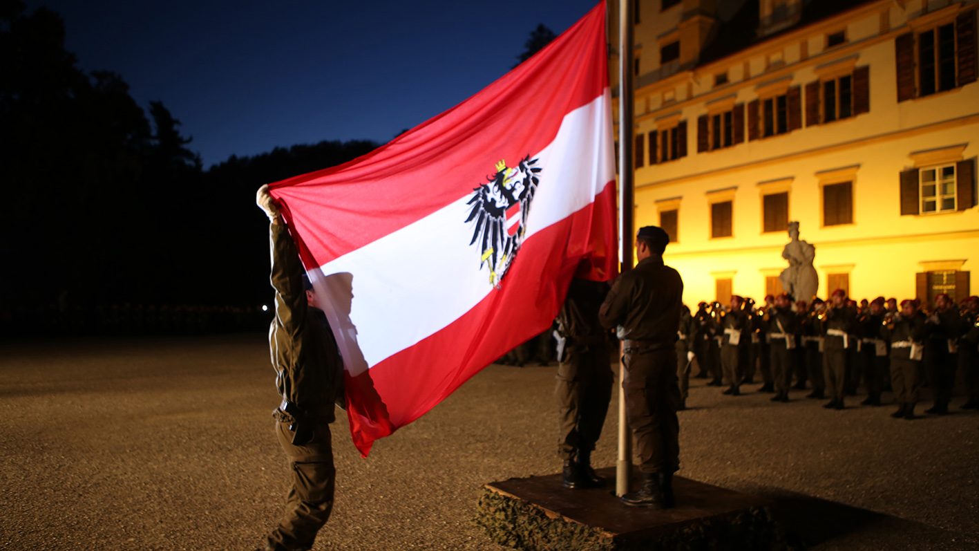 Niederholen der österreichischen Flagge. (Foto: Bundesheer/Lang Harald)