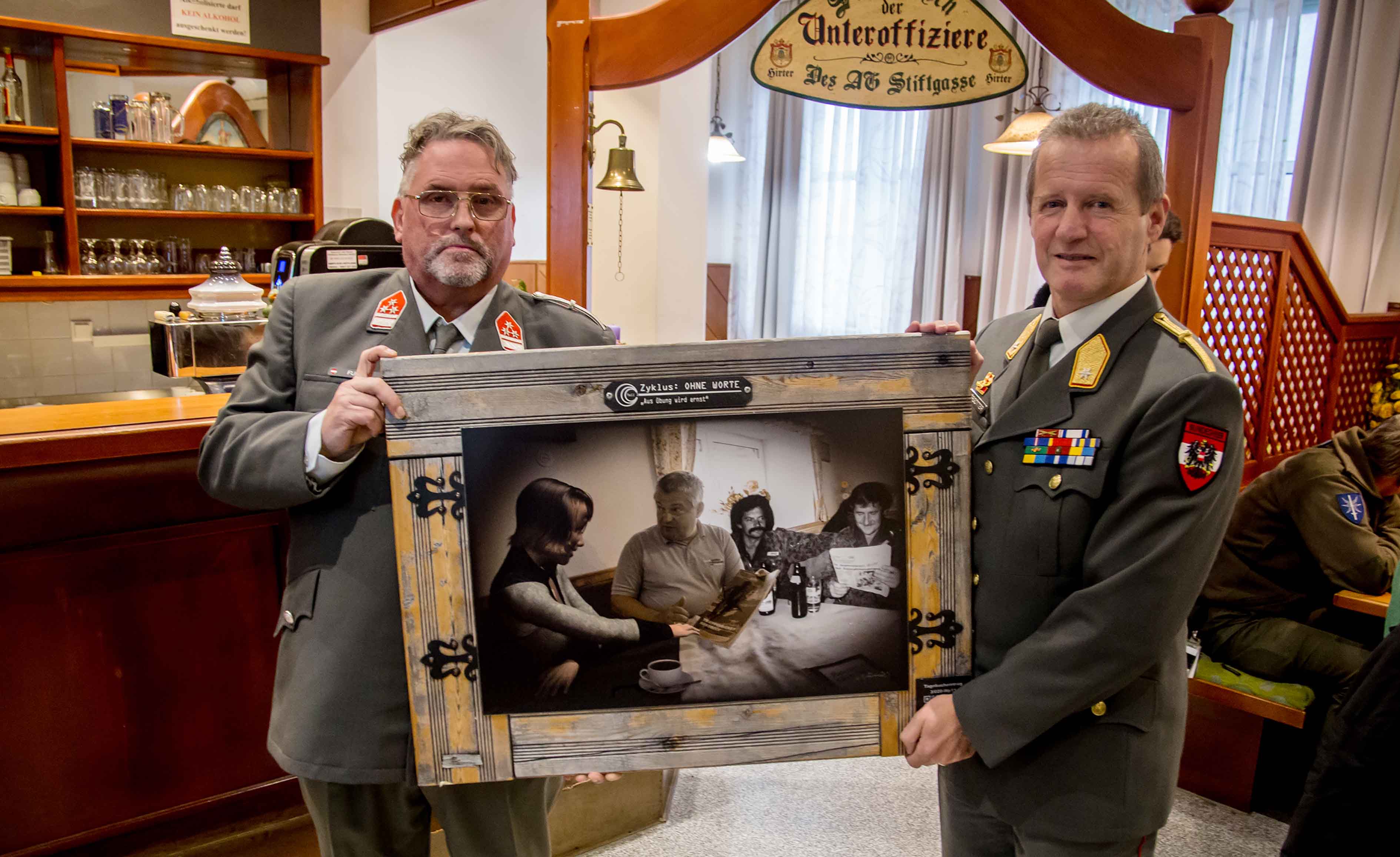 Offiziersstellvertreter Fuchs, einer der Organisatoren des Projektes, und Brigadier Jürgen Wörgötter, stellvertretender Kommandant der Landesverteidigungsakademie, mit einer Grafik. (Foto: Matthäus Häupl)